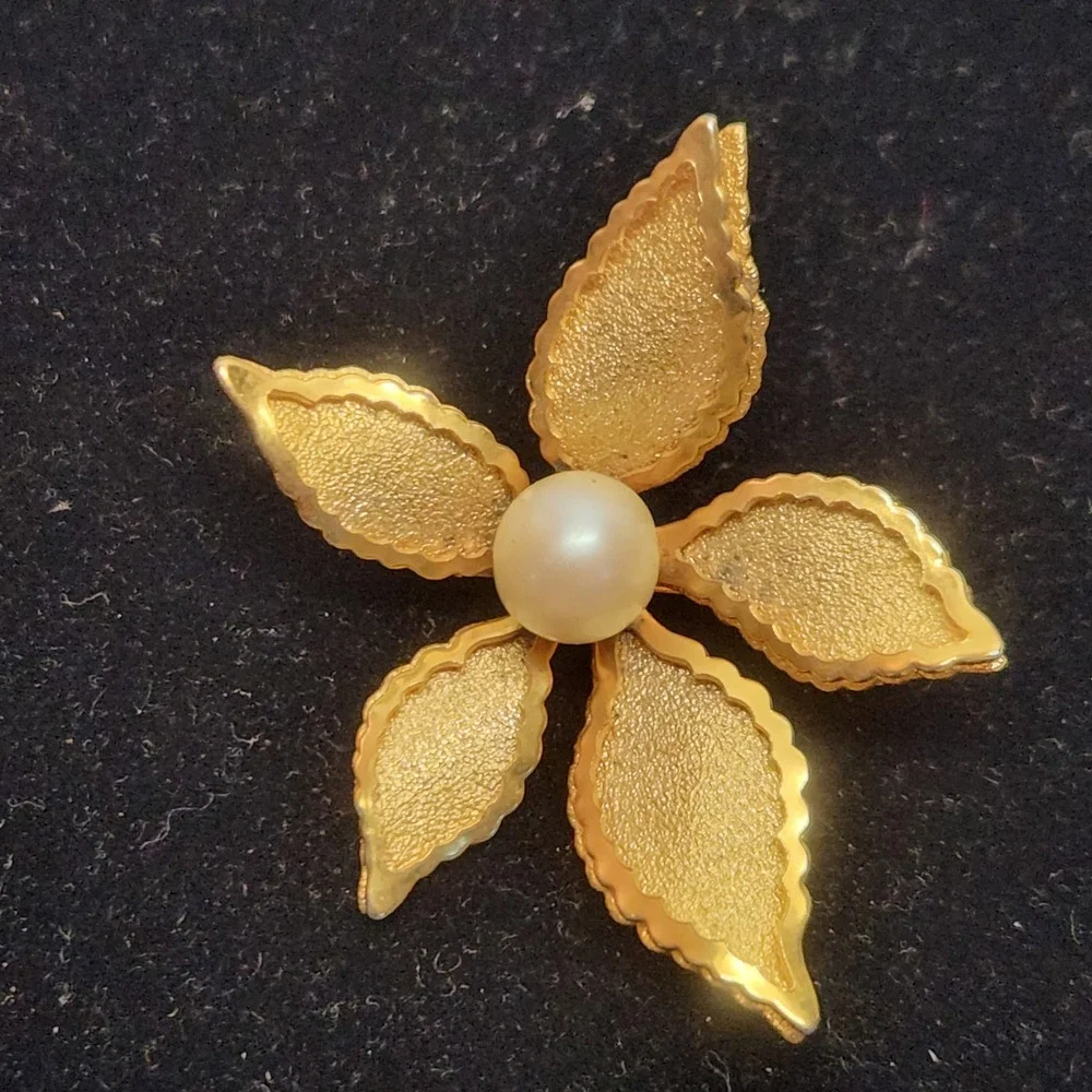 Vintage Gold Tone Textured Flower Brooch Faux Pearl Center Floral Pin H69